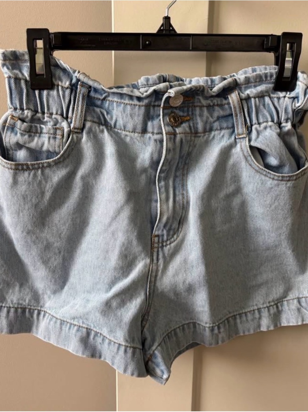Forever 21 light wash, high-rise denim shorts Sz Medium